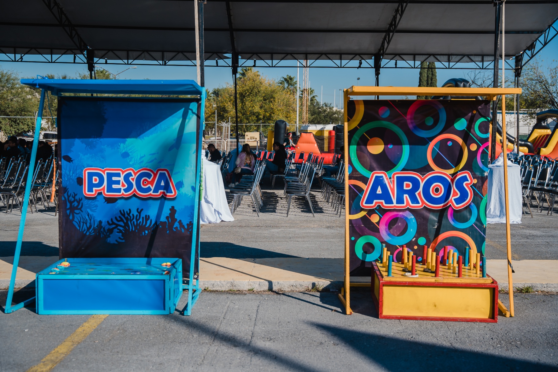 Juegos de feria — Pesca y Aros — montados para los invitados.
